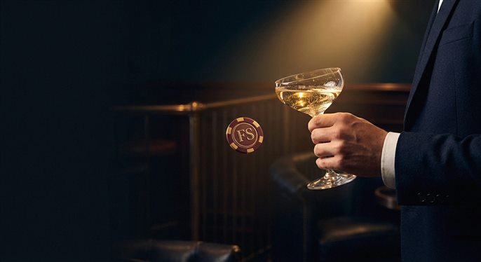 Interfaz de juego de casino en línea con gráficos de cartas y fichas